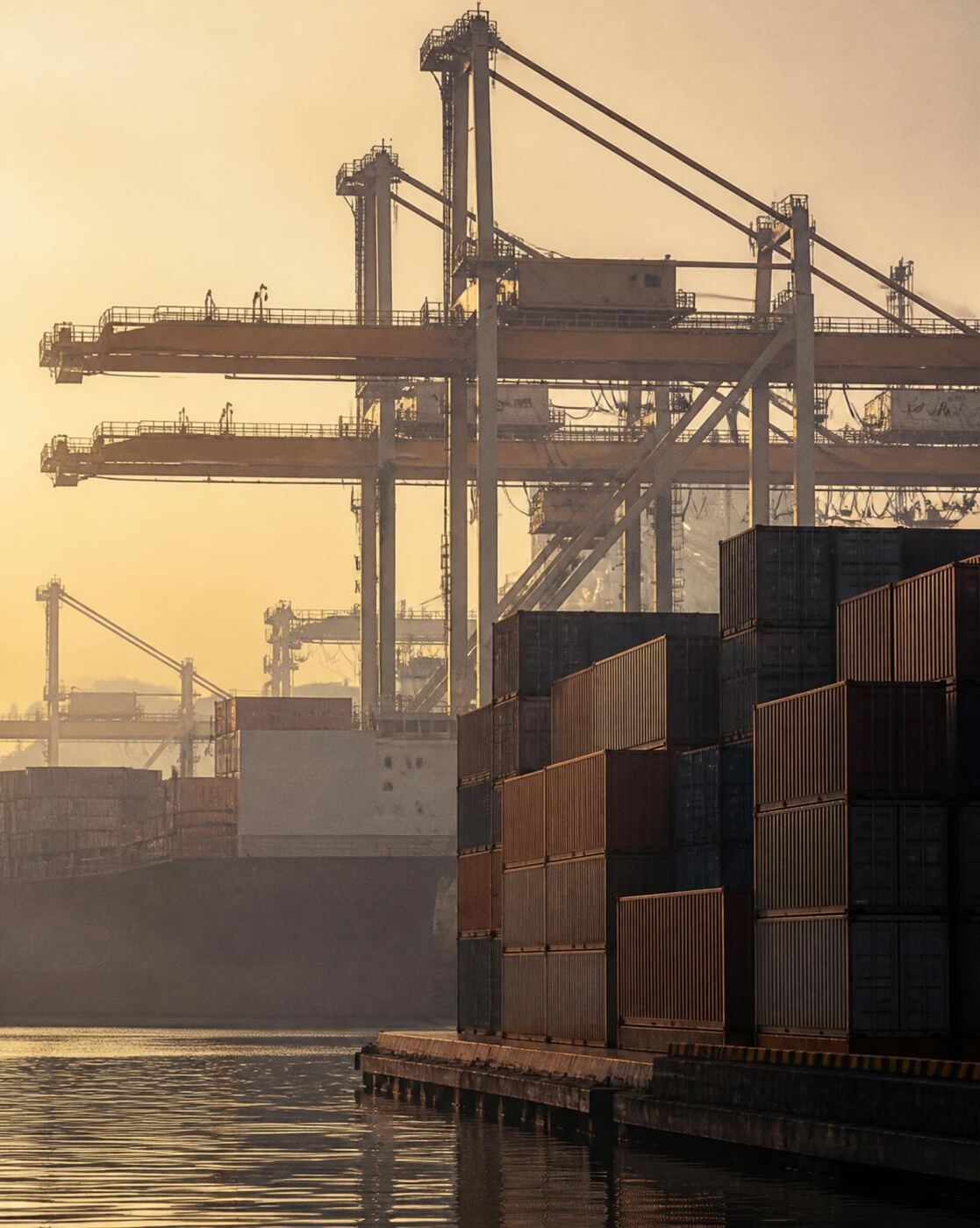 Port de contenidors amb grues a l’alba, comerç internacional